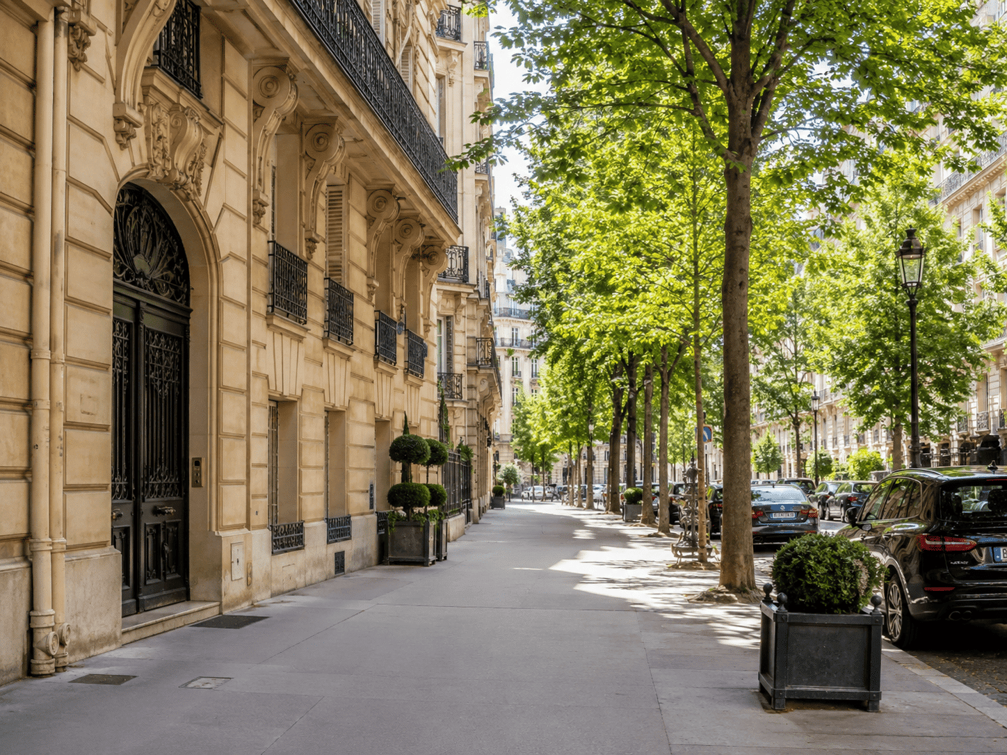 Entreprise de nettoyage Paris pour bureaux, copropriétés et immeubles haussmanniens dans une rue élégante de la capitale