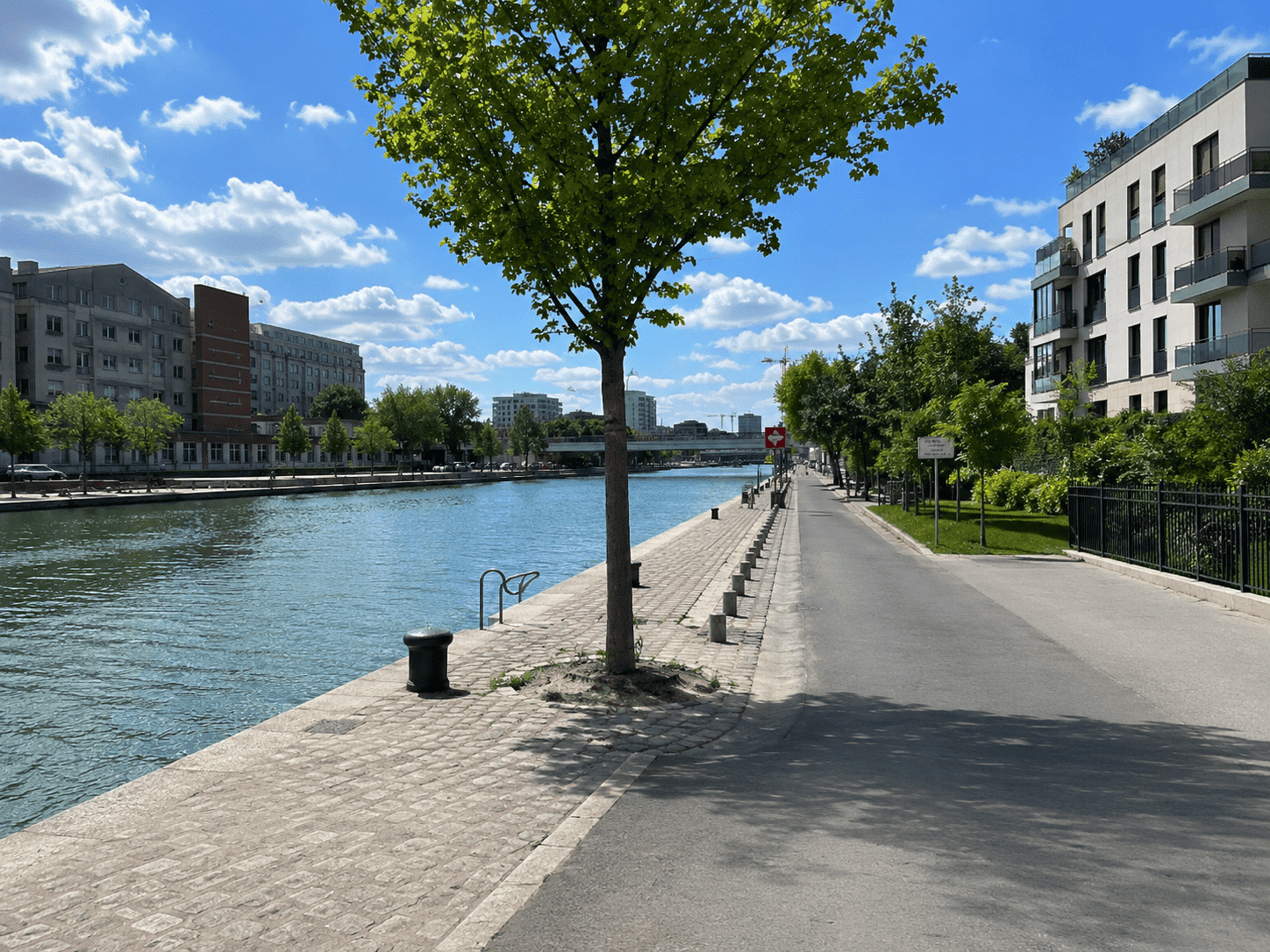 entreprise de nettoyage Seine-Saint-Denis dans un environnement urbain propre avec canal, immeubles, trottoirs et espaces verts