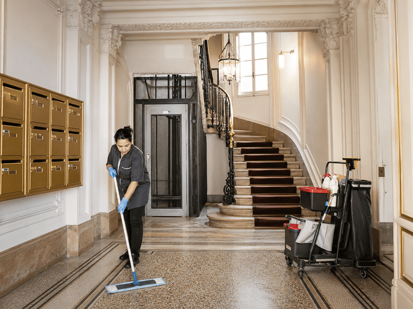 Nettoyage de copropriété dans un immeuble haussmannien à Paris Nettoyage de copropriété à Paris dans un hall d’immeuble haussmannien avec escalier et boîtes aux lettres
