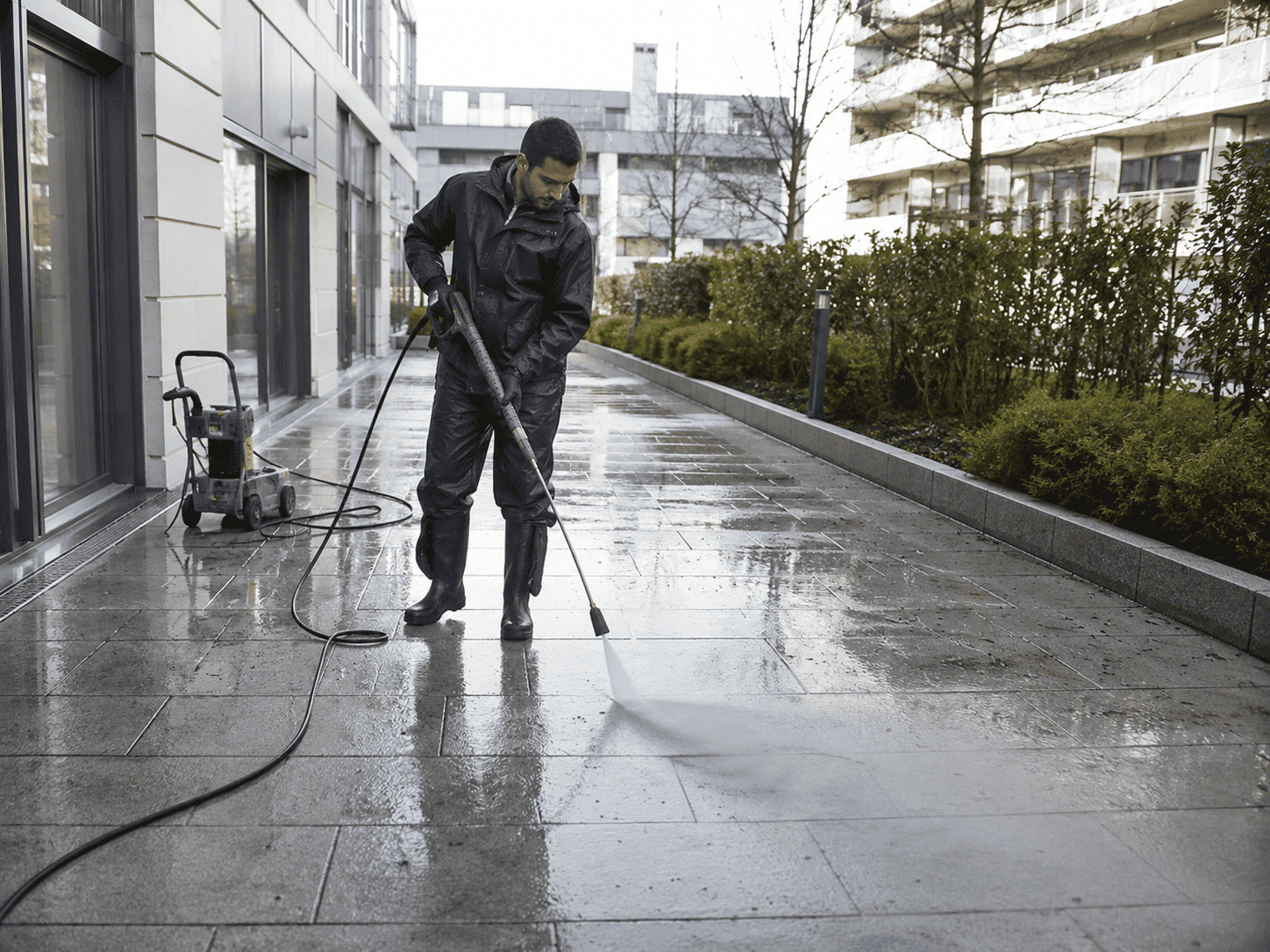 Nettoyage haute pression de terrasses et extérieurs en Île-de-France Agent réalisant un nettoyage haute pression sur une terrasse extérieure en Île-de-France